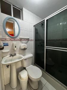 Un baño de Hotel Jimmy Latacunga