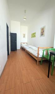 Uma cama ou camas num quarto em Clown and Bard Hostel