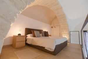 a bedroom with a bed and an arched ceiling at Casa Gisella in Trani