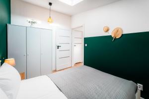 Ένα ή περισσότερα κρεβάτια σε δωμάτιο στο SILESIAN ATTIC Centrum AC Parking by stayly