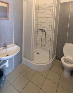Uma casa de banho em Clown and Bard Hostel