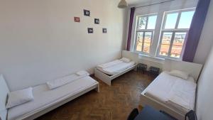 Uma cama ou camas num quarto em Clown and Bard Hostel