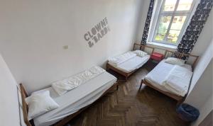 Uma cama ou camas num quarto em Clown and Bard Hostel