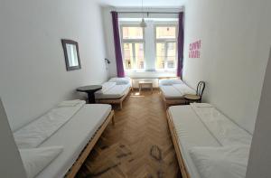 Uma cama ou camas num quarto em Clown and Bard Hostel