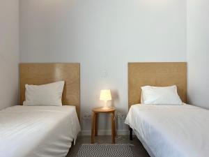 two beds sitting next to each other in a room at Casa do Meio #5 in São Martinho do Porto