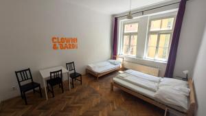 Uma cama ou camas num quarto em Clown and Bard Hostel
