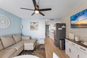 ノース・ワイルドウッドにある301 Ocean Ave, Unit 213 - The Harbor Lightのソファと天井ファンのあるリビングルーム