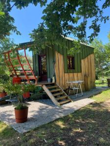 Taman di luar Tiny House Périgord Vert