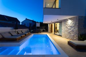 Bazén v ubytování Luxury Villa Favela with heated pool nebo v jeho okolí