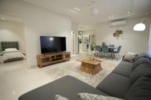 Μια τηλεόραση ή/και κέντρο ψυχαγωγίας στο Apartment with Private Entrance - 1A