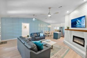 Μια τηλεόραση ή/και κέντρο ψυχαγωγίας στο 3BR Family Getaway Steps to Sand & Sun +26 φωτογραφίες