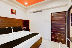 Postel nebo postele na pokoji v ubytování Super Townhouse Chennai Near Airport Formerly Sai Bala Budget