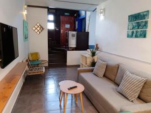un salon avec un canapé et une table dans l'établissement Apartamento La Machacona TENERIAS, à Cáceres