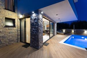 Bazén v ubytování Luxury Villa Favela with heated pool nebo v jeho okolí