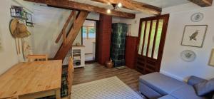 Televisyen dan/atau pusat hiburan di Creekside Getaway Žumberak