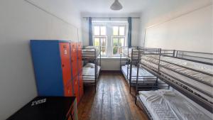 Uma cama ou camas num quarto em Clown and Bard Hostel