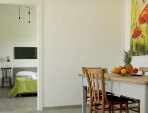 a dining room with a table with a bowl of fruit at Masseria Luci Grande in Scorrano