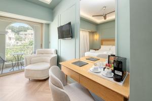 TV a/nebo společenská místnost v ubytování Corfu Mare Hotel -Adults only