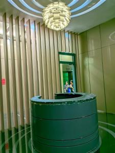 クアラルンプールにあるSky Suites KLCC Kuala Lumpur LBの建物内の鏡の前に立つ二人 +42枚の写真