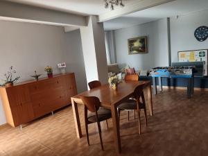 a living room with a wooden table and chairs at La torre in Rodonyà