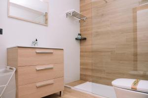 ein Badezimmer mit Dusche, Toilette und Waschbecken in der Unterkunft Bella y cálida cerca de Vigo by CABANA Rentals in Vigo + 32 Fotos