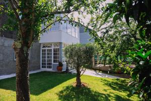 ein Haus mit zwei Bäumen davor in der Unterkunft Bella y cálida cerca de Vigo by CABANA Rentals in Vigo