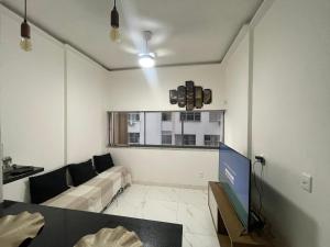 ein Wohnzimmer mit Sofa und Fenster in der Unterkunft Studio Centro do Rio in Rio de Janeiro