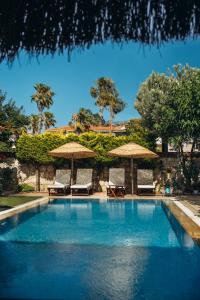 The swimming pool at or close to Kupina Alaçatı