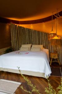 Rúm í herbergi á Satori Zen Club