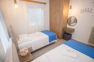 a small room with a bed and a mirror at Velanidia House in Lygia