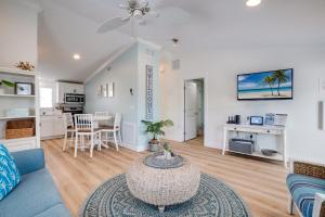 Η κουζίνα ή μικρή κουζίνα στο Steps to the Beach, Modern Beach Bungalow