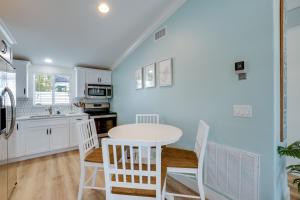Η κουζίνα ή μικρή κουζίνα στο Steps to the Beach, Modern Beach Bungalow +23 φωτογραφίες