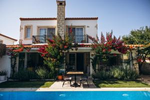 The swimming pool at or close to Kupina Alaçatı