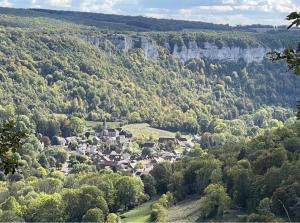 a small town in the middle of a valley at Les Pommiers, Bouilland in Bouilland