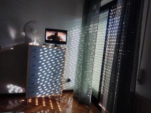 マドリードにあるApartmento con parking Madrid barajas ifema metropolitanoのベッドルーム1室(鏡付きドレッサー、窓付)