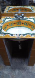 ein Waschbecken mit einem geblümten Sonnensegel darauf in der Unterkunft Tranquilidad in San Cristóbal de las Casas