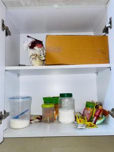 une étagère avec de la nourriture et d'autres produits alimentaires dans l'établissement Nbstays kaveri city center, à Greater Noida