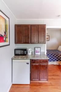 Η κουζίνα ή μικρή κουζίνα στο Westlake Cherry Valley Cottage +4 φωτογραφίες