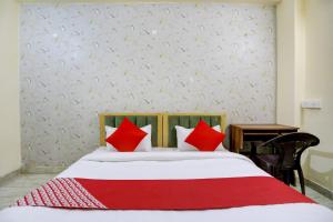 Postel nebo postele na pokoji v ubytování Hotel O Classic Inn