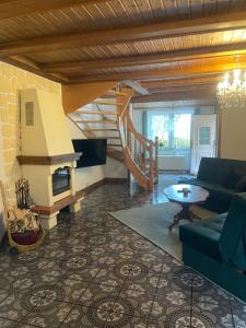 Una sala de estar con un sofá y una chimenea. en Ferienwohnung, en Rheinsberg