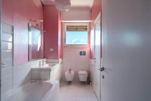 ein Badezimmer mit Badewanne und Toilette und einem Fenster in der Unterkunft Casa ariel in Lecce + 15 Fotos