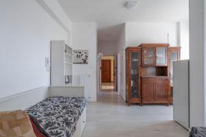 ein Schlafzimmer mit einem Bett und einem Holzschrank in der Unterkunft Casa ariel in Lecce