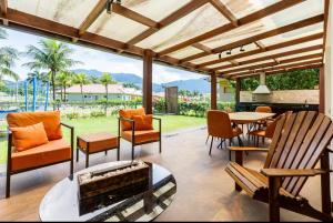 ein Wohnzimmer voller Möbel und einem großen Fenster in der Unterkunft Melhor casa Praia na Reserva do Sahy in Mangaratiba