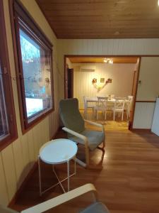 Habitación con mesa, silla, mesa y ventana en Artjarvi Center Art Villa vacation house, en Artjärvi