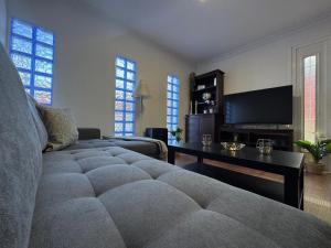 a living room with a couch and a tv at La Planta Vieja III in La Orotava