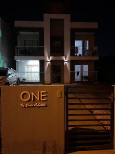 a one sign on a box in front of a building at Apartamento próx ao CTG e Arena Opus São José in São José