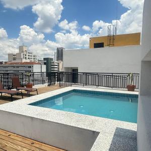 a swimming pool on the roof of a building at 47NV Studio Liberdade SP 300 mts Metro Japão, acomoda até 03 pessoas in Sao Paulo