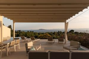 Φωτογραφία από το άλμπουμ του Olive Grove Suites - Villas with private pool and garden στη Νικήτη
