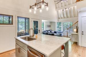 DadevilleにあるFamily-Friendly Dadeville Cabin with Hot Tub and Porchのシンク付きのキッチンとリビングルーム