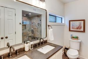 DadevilleにあるFamily-Friendly Dadeville Cabin with Hot Tub and Porchの洗面台、トイレ、鏡のあるバスルーム +29枚の写真